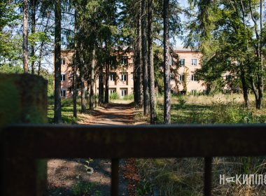 Реконструкція колишньої школи інтернату під житловий будинок по Соколівському шосе, 26 в м. Змієві для тимчасового розміщення внутрішньо переміщених осіб