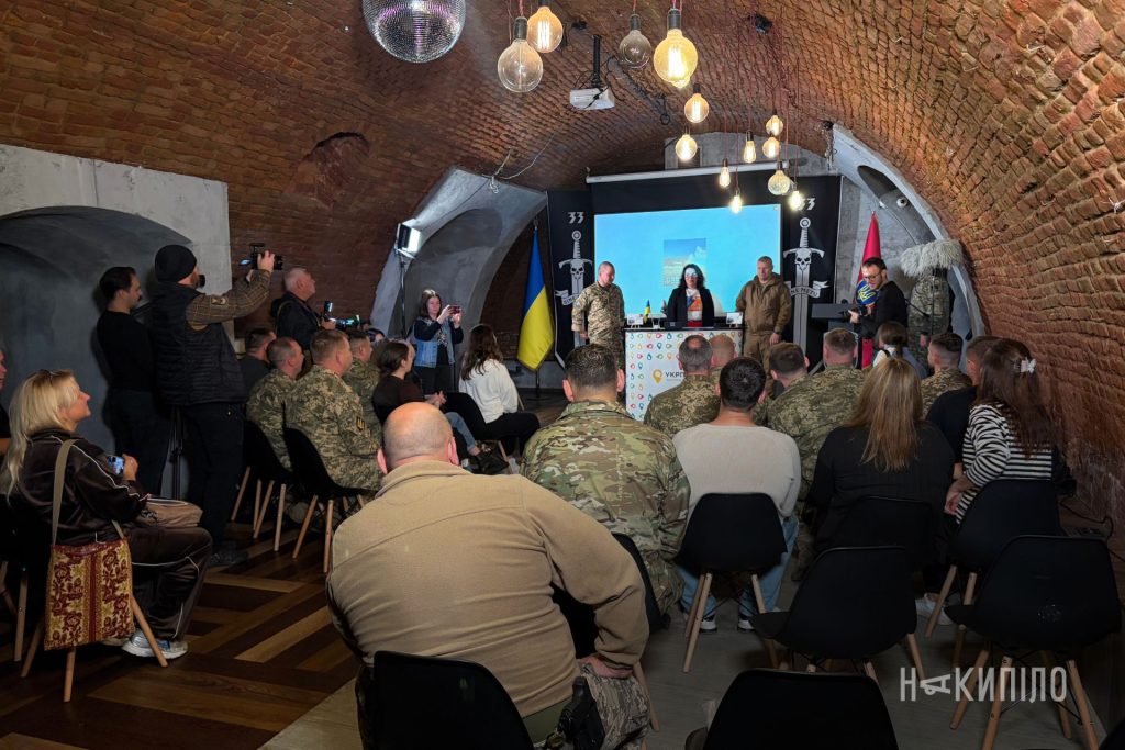 У Харкові презентували поштову марку, присвячену 33 ОМБр Презентація поштової марки 33 ОМБр