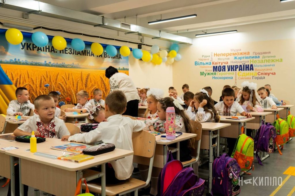 У Харкові школярі розпочали навчальний рік у підземних школах У Харкові школярі розпочали навчальний рік у підземних школах