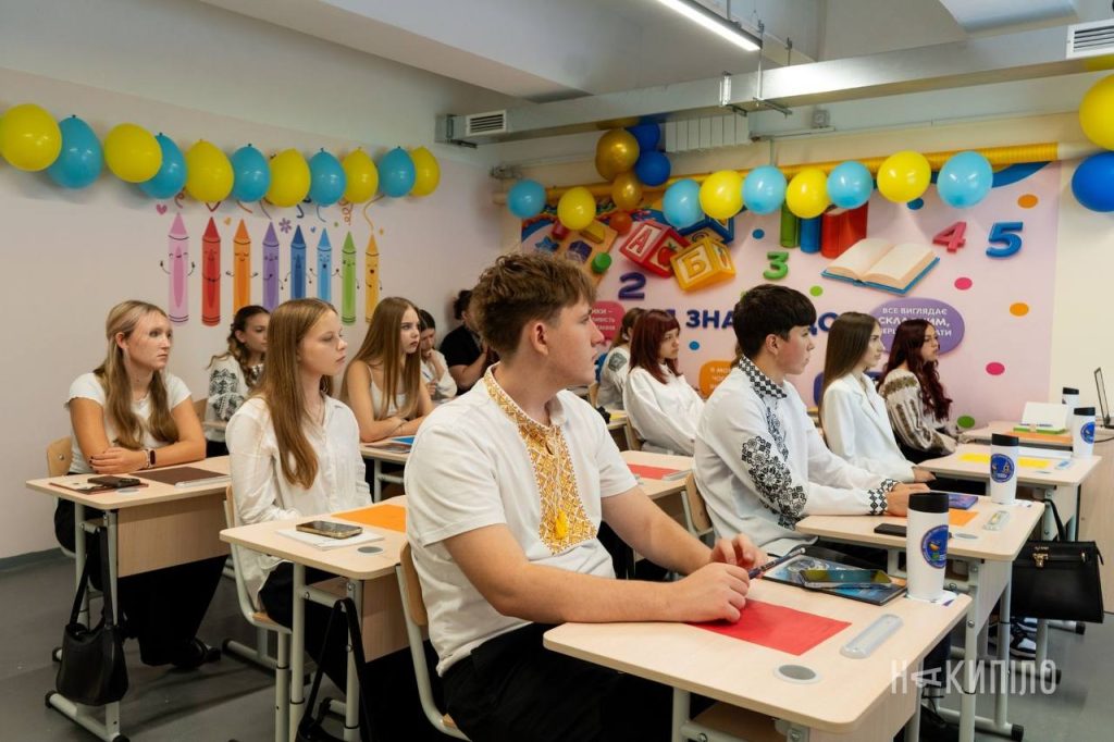 У Харкові школярі розпочали навчальний рік у підземних школах У Харкові школярі розпочали навчальний рік у підземних школах
