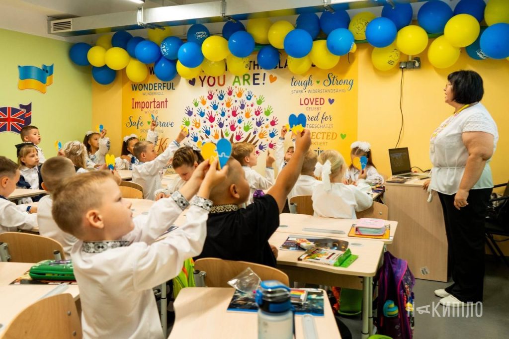 У Харкові школярі розпочали навчальний рік у підземних школах У Харкові школярі розпочали навчальний рік у підземних школах