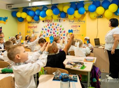 Школярі в підземній школі на першому вересні
