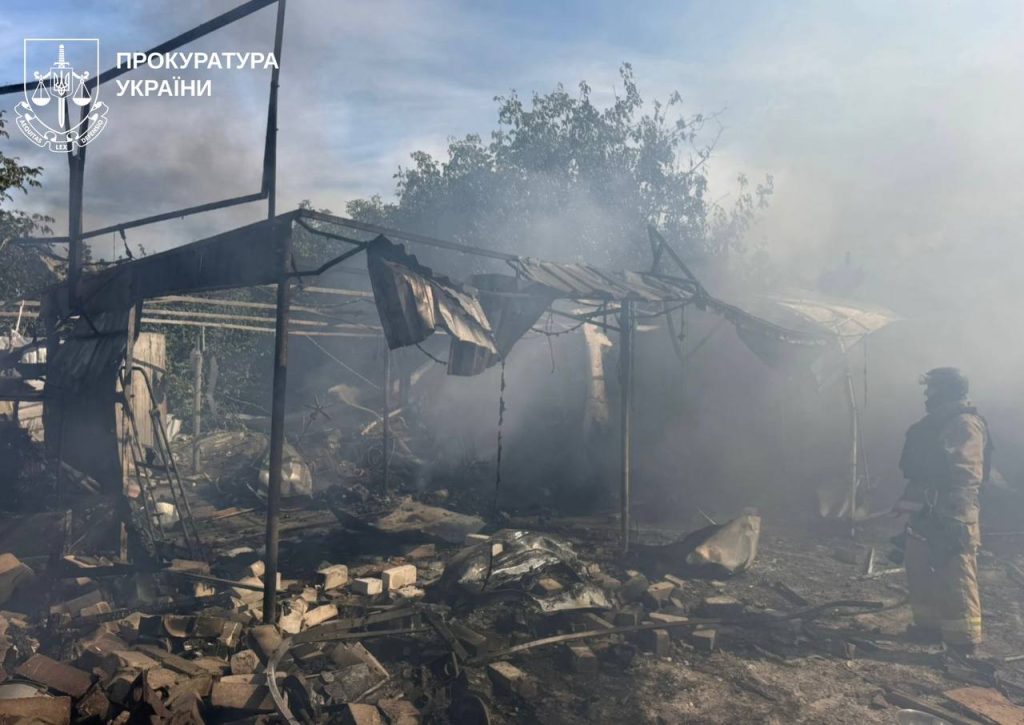 Дві ракети типу «Бандероль» вдарили по Печенігах. Фото знищеного будинку