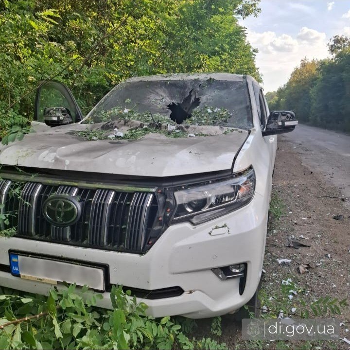 Ворожий FPV-дрон влучив у автівку на Харківщині Ворожий FPV-дрон влучив у автівку на Харківщині