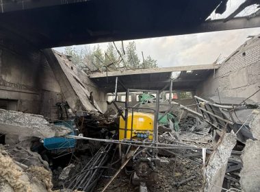 Обстріли росіян на Харківщині: обстріляна будівля