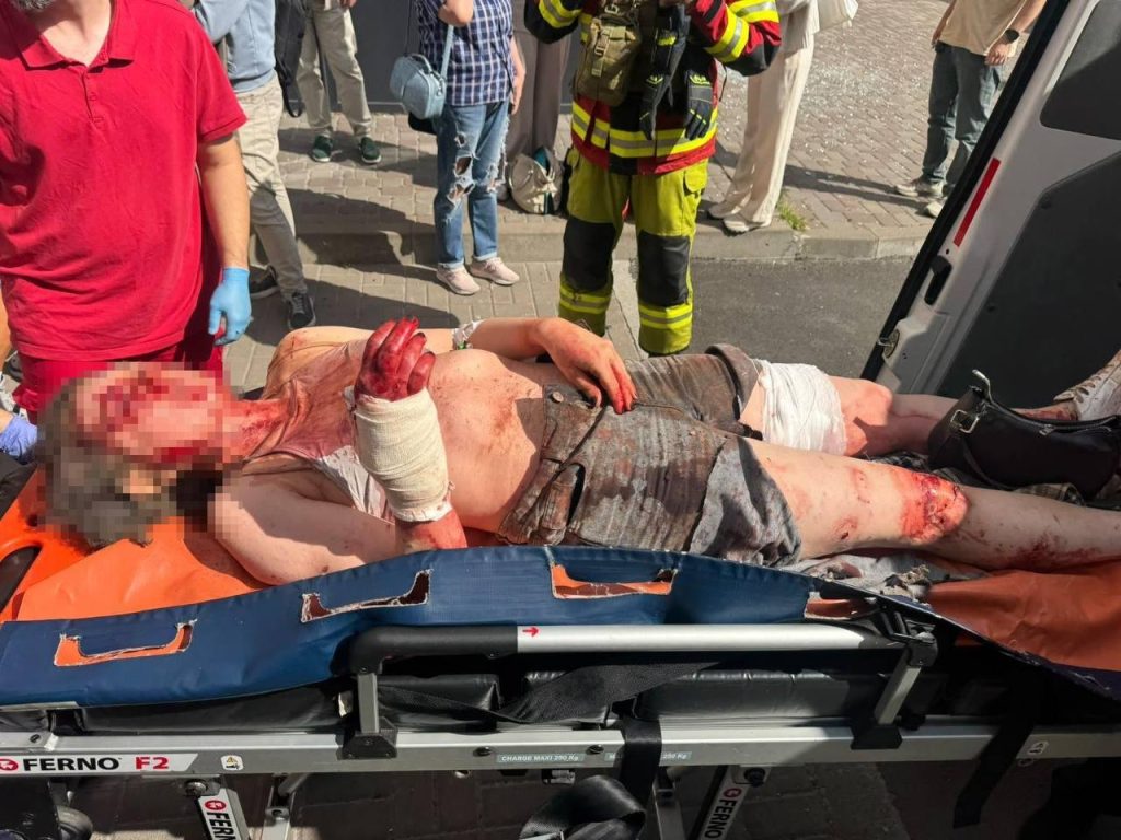П'ятеро людей постраждали через удар росії по будівлі медіа в Києві П'ятеро людей постраждали через удар росії по будівлі медіа в Києві