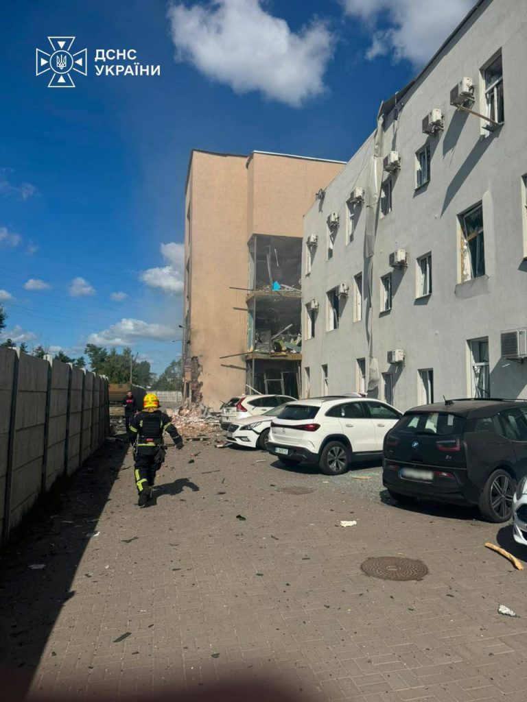 П'ятеро людей постраждали через удар росії по будівлі медіа в Києві П'ятеро людей постраждали через удар росії по будівлі медіа в Києві