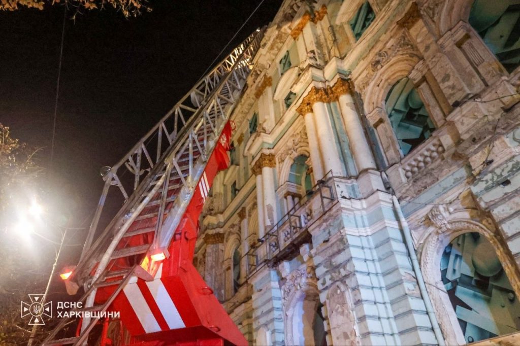 Рятувальники загасили пожежу в історичній будівлі Харкова Рятувальники загасили пожежу в історичній будівлі Харкова