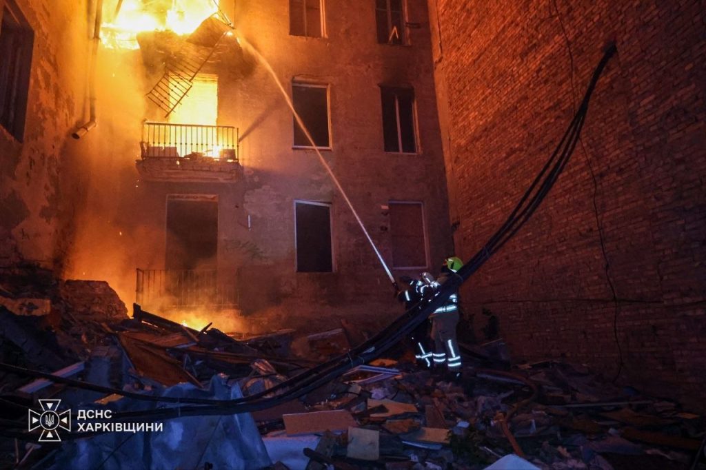 Рятувальники загасили пожежу в історичній будівлі Харкова Рятувальники загасили пожежу в історичній будівлі Харкова