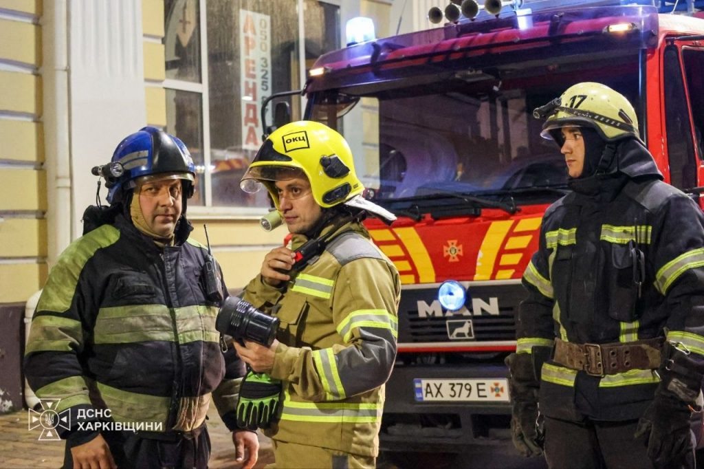 Рятувальники загасили пожежу в історичній будівлі Харкова Рятувальники загасили пожежу в історичній будівлі Харкова