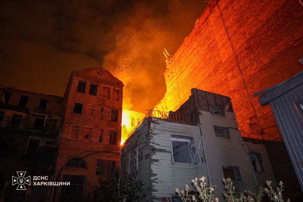 Рятувальники загасили пожежу в історичній будівлі Харкова Рятувальники загасили пожежу в історичній будівлі Харкова