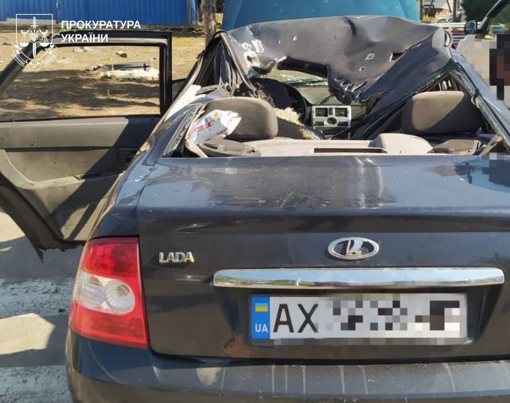 На Харківщині поранений чоловік після влучання FPV-дрона в автівку Пошкоджена FPV-дрона автівка поблизу Слатиного