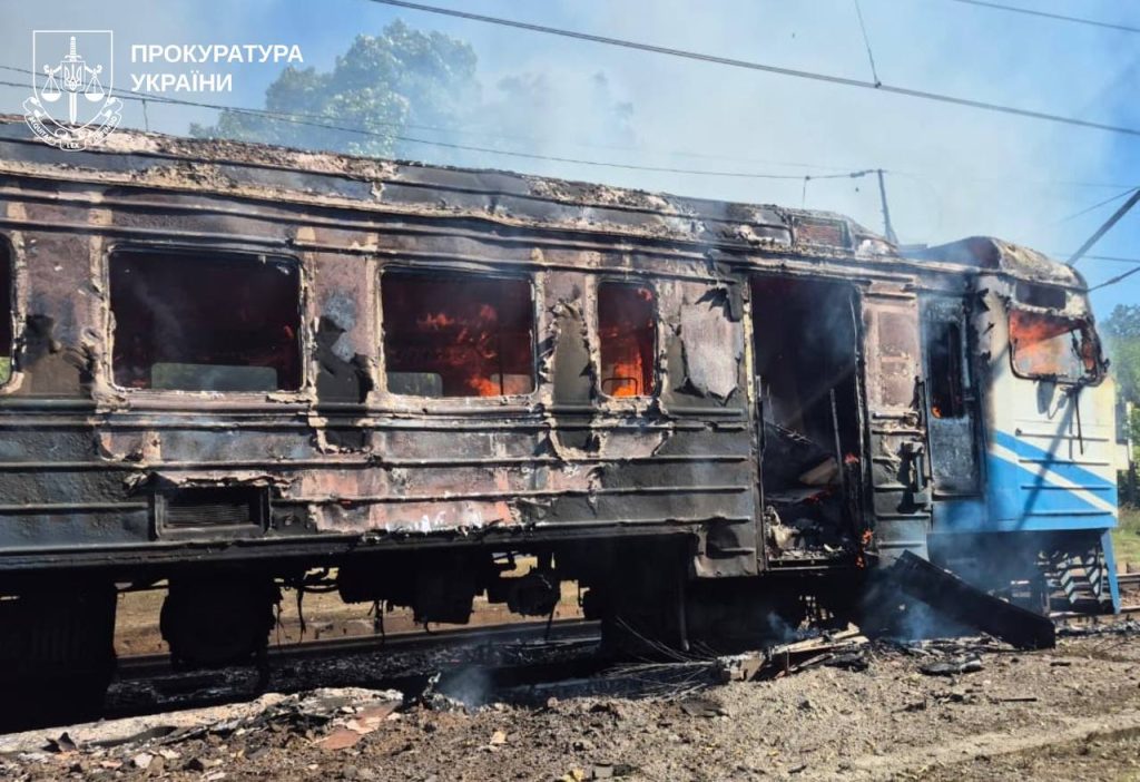 Загинув чоловік через удар росіян по електропоїзду на Харківщині Загинув чоловік через удар росіян по електропоїзду на Харківщині