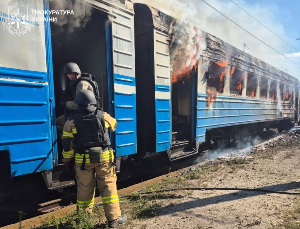 Загинув чоловік через удар росіян по електропоїзду на Харківщині Загинув чоловік через удар росіян по електропоїзду на Харківщині