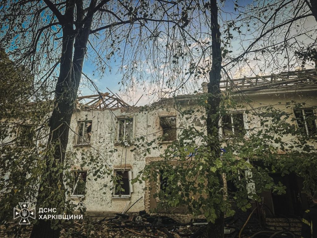 У Лозовій після обстрілу горів дах двоповерхового будинку