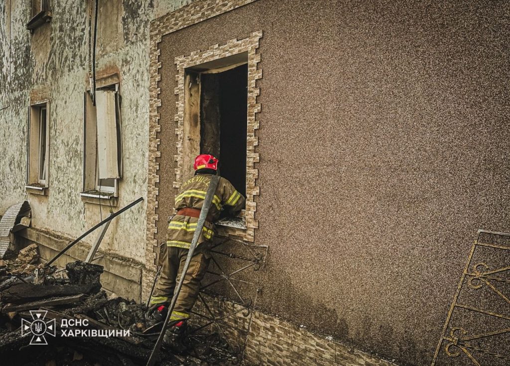 У Лозовій після обстрілу БпЛА горіла двоповерхівка. Загинула жінка Рятувальник гасить пожежу в будинку в Лозовій після обстрілу