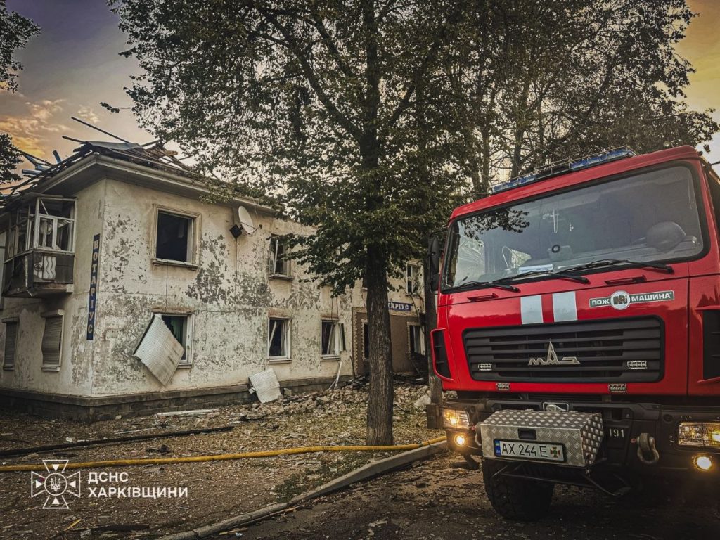 19 міст і сіл на Харківщині обстріляла росія за добу. Наслідки Пошкоджений двоповерховий будинок у Лозовій
