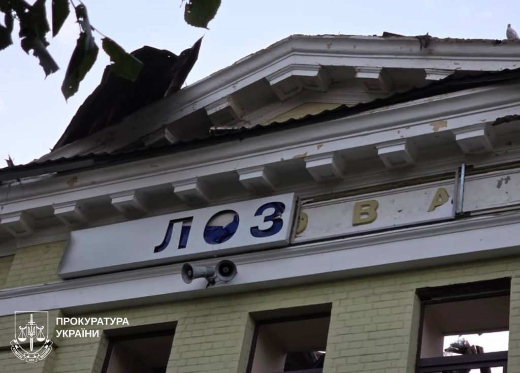 19 міст і сіл на Харківщині обстріляла росія за добу. Наслідки Пошкоджений вокзал у Лозовій