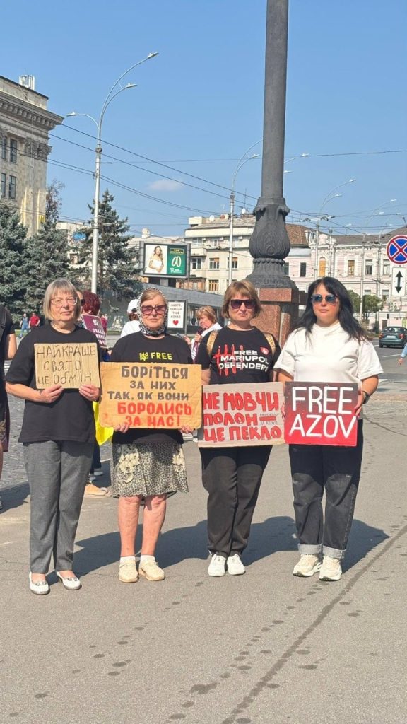 У Харкові на підтримку військовополонених і зниклих безвісти запалили фаєри У Харкові на підтримку військовополонених і зниклих безвісти запалили фаєри