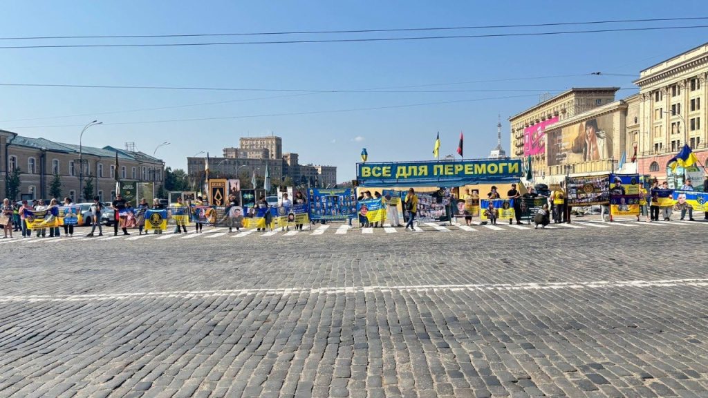 У Харкові на підтримку військовополонених і зниклих безвісти запалили фаєри У Харкові на підтримку військовополонених і зниклих безвісти запалили фаєри
