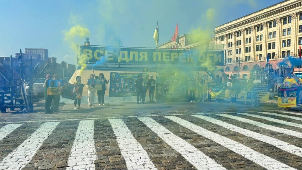 У Харкові на підтримку військовополонених і зниклих безвісти запалили фаєри У Харкові на підтримку військовополонених і зниклих безвісти запалили фаєри