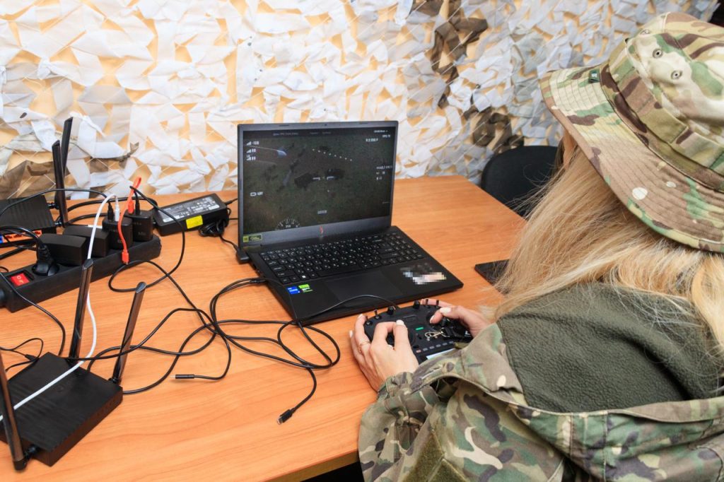 Військові бригади «Скіф» тренуються збивати FPV-дрони у віртуальній реальності Військові бригади «Скіф» тренуються збивати FPV-дрони у віртуальній реальності