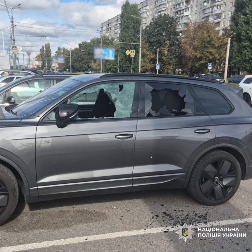 Четверо людей постраждали через російські обстріли Харкова Атакована росіянами автівка