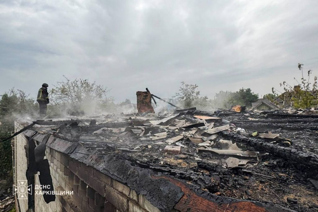 Дев'ятеро людей постраждали через ворога на Харківщині Обстріли Ізюму: пошкоджений будинок