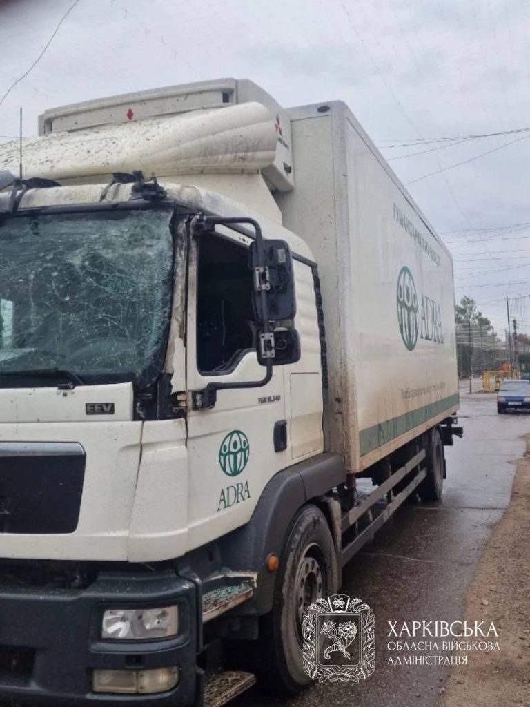 російський удар убив людину та поранив ще двох Удар по автівці з гуманітарною допомогою: пошкоджена автівка