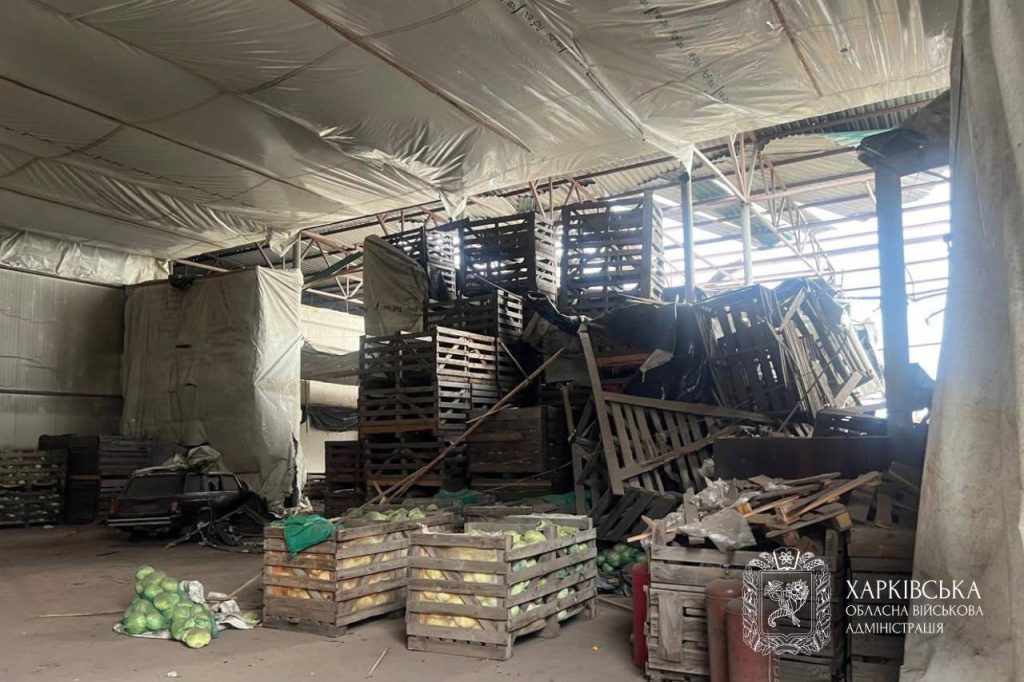 Ракета вдарила по фермі на Харківщині, коли там працювали люди Ракета вдарила по фермі на Харківщині, коли там працювали люди