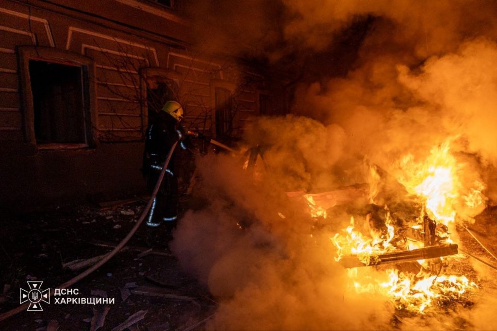 Три пожежі спалахнули внаслідок нічної атаки БпЛА на Харків та передмістя Горить авто в Харкові після влучання БпЛА