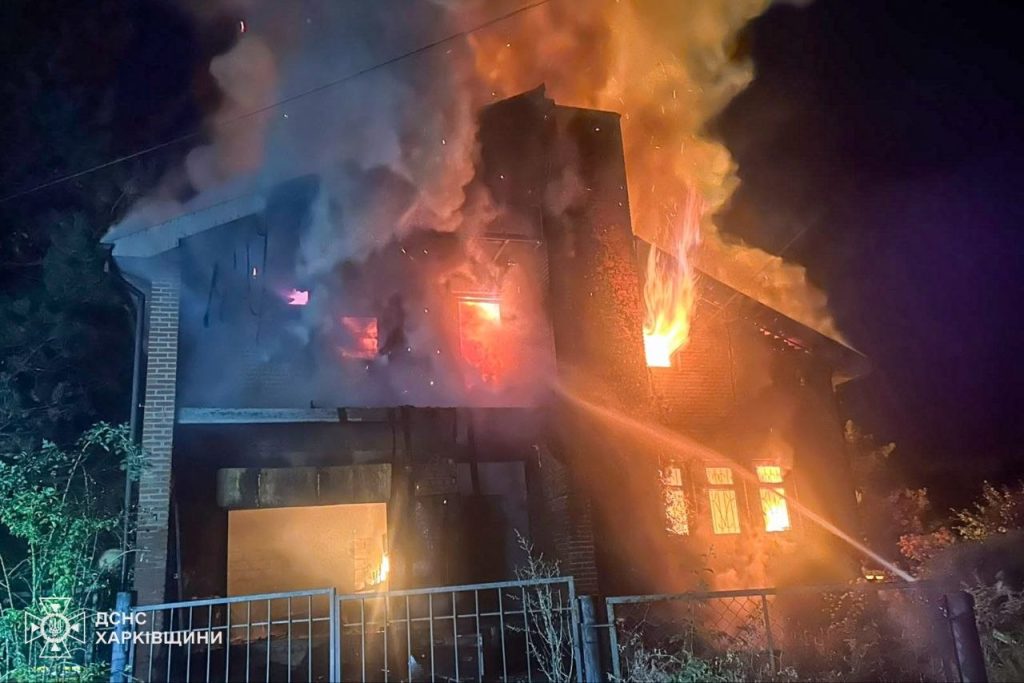Три пожежі спалахнули внаслідок нічної атаки БпЛА на Харків та передмістя Горить будинок внаслідок влучання БпЛА