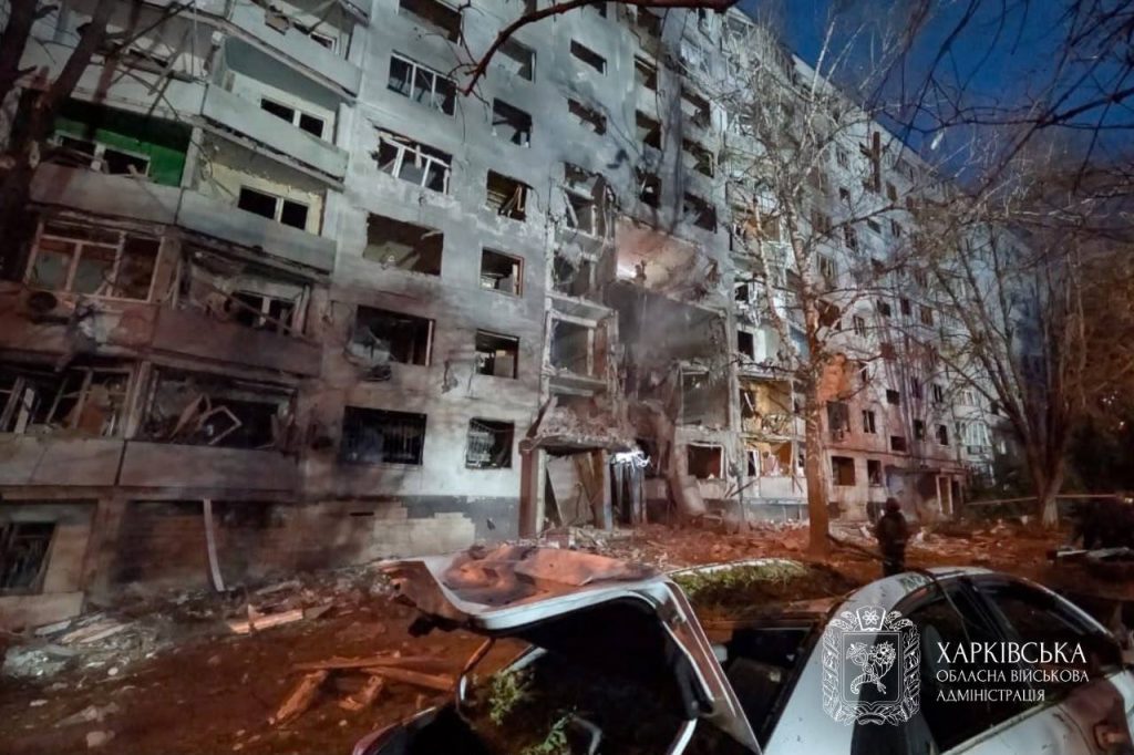 Фото з місця влучання в девʼятиповерхівку в Салтівському районі Харкова Фото з місця влучання в девʼятиповерхівку в Салтівському районі Харкова