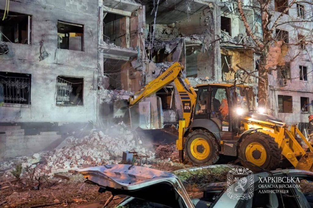 Фото з місця влучання в девʼятиповерхівку в Салтівському районі Харкова Фото з місця влучання в девʼятиповерхівку в Салтівському районі Харкова