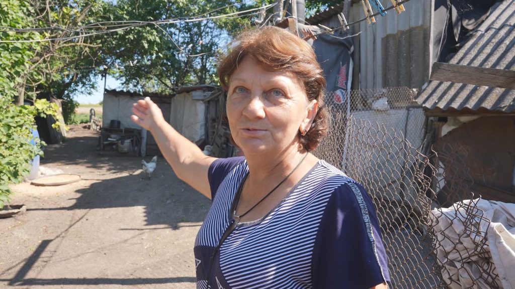 Без зв’язку і під обстрілами: евакуація з Шевченкового Жінка на фоні хати