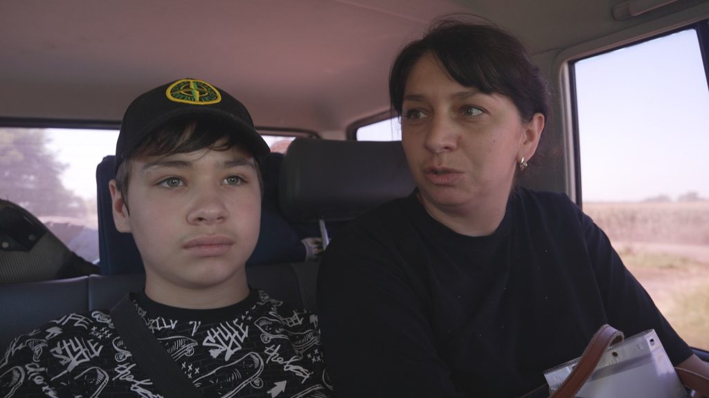Без зв’язку і під обстрілами: евакуація з Шевченкового Жінка з підлітком у машині