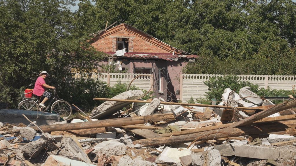 Без зв’язку і під обстрілами: евакуація з Шевченкового Зруйнований будинок