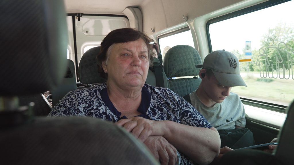 Без зв’язку і під обстрілами: евакуація з Шевченкового Жінка під час евакуації