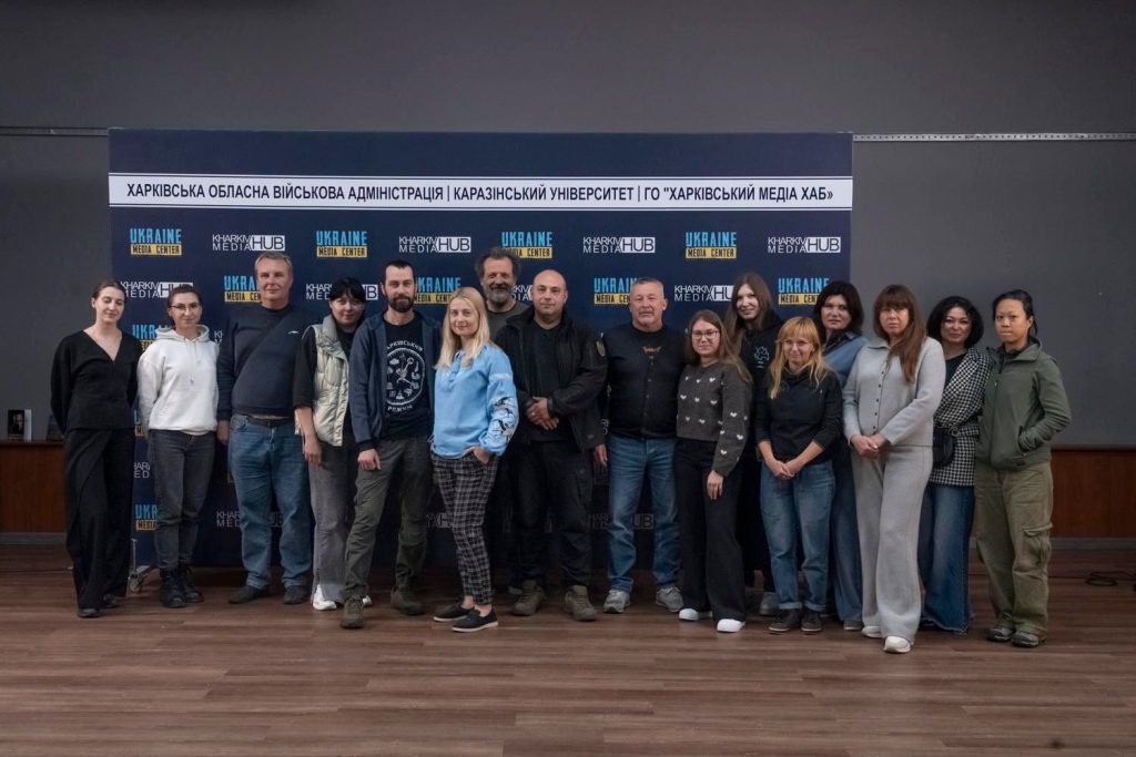 «Новий стабпункт — це необхідність»: у Харкові показали документалку стрічку про медиків 113-ї бригади ТрО на підтримку збору Герої документалки про стабпункт та відвідувачі фотографуються після перегляду на фоні банера Kharkiv Media Hub