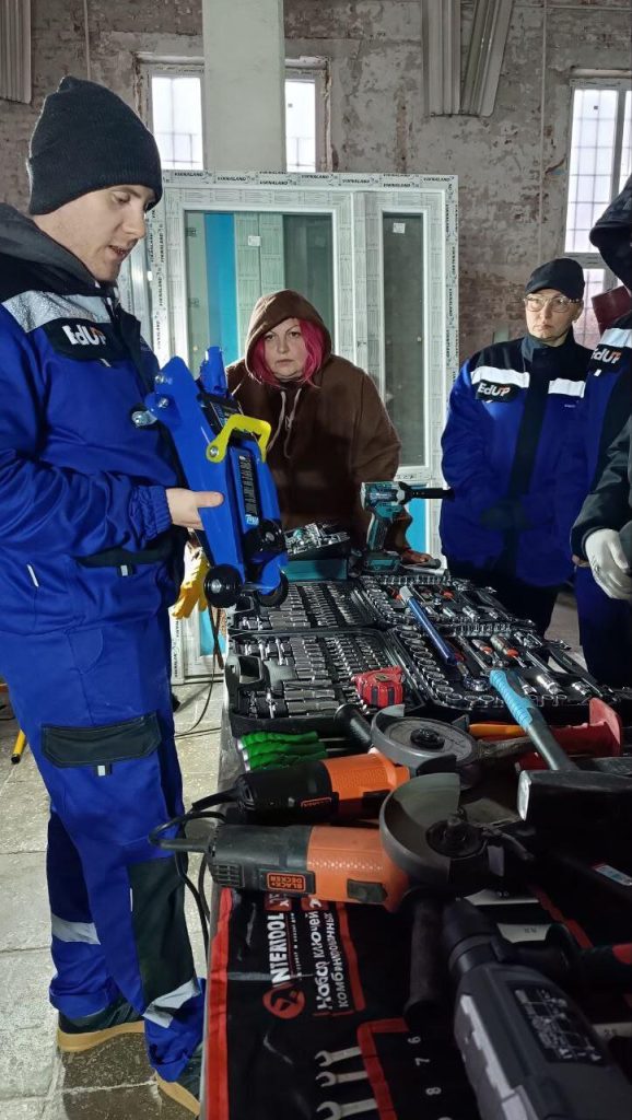 Історія майстрині з детейлінгу. Як змінюється ринок праці та які можливості він відкриває для жінок Фото з курсу навчання в Харківському професійному коледжі будівництва та промисловості. На заняттях викладачі пояснювали з практичними прикладами, як працюють автомобільні механізми, як рихтувати поверхню кузова, проводити малярні роботи тощо.