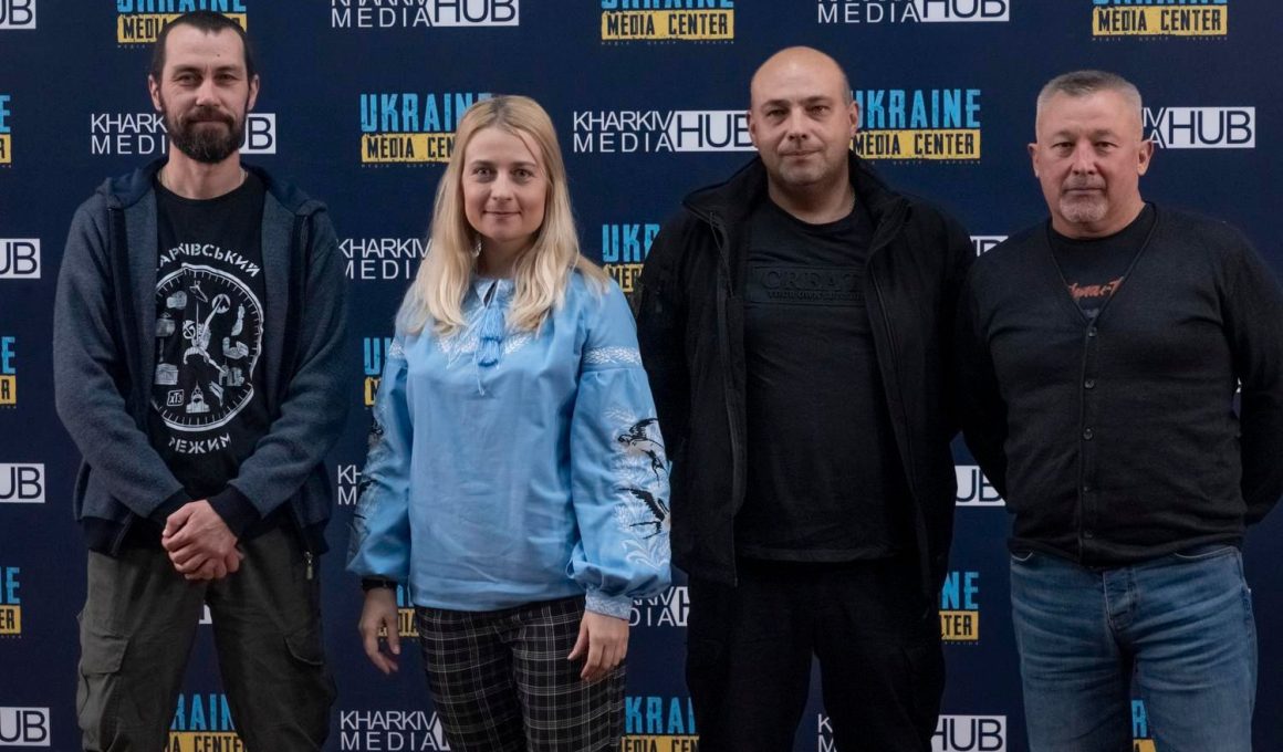 Медики стабпункту 113-ї бригади ТрО стоять на фоні банера