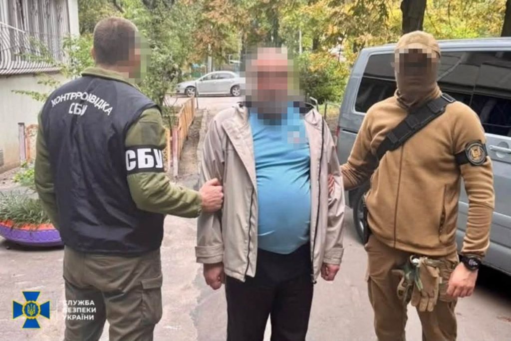 Наводили удари по області та стежили за військовими, прокурором і суддями. СБУ затримала харківців та жительку Чугуєва Наводили удари по області та стежили за військовими, прокурором і суддями. СБУ затримала харківців та жительку Чугуєва
