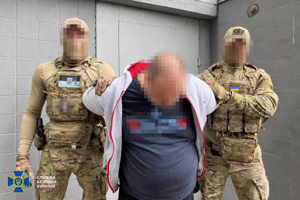 Наводили удари по області та стежили за військовими, прокурором і суддями. СБУ затримала харківців та жительку Чугуєва Наводили удари по області та стежили за військовими, прокурором і суддями. СБУ затримала харківців та жительку Чугуєва