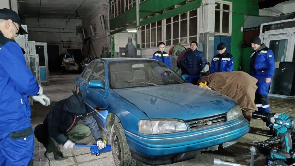 Історія майстрині з детейлінгу. Як змінюється ринок праці та які можливості він відкриває для жінок Фото з курсу навчання в Харківському професійному коледжі будівництва та промисловості. На заняттях викладачі пояснювали з практичними прикладами, як працюють автомобільні механізми, як рихтувати поверхню кузова, проводити малярні роботи тощо.