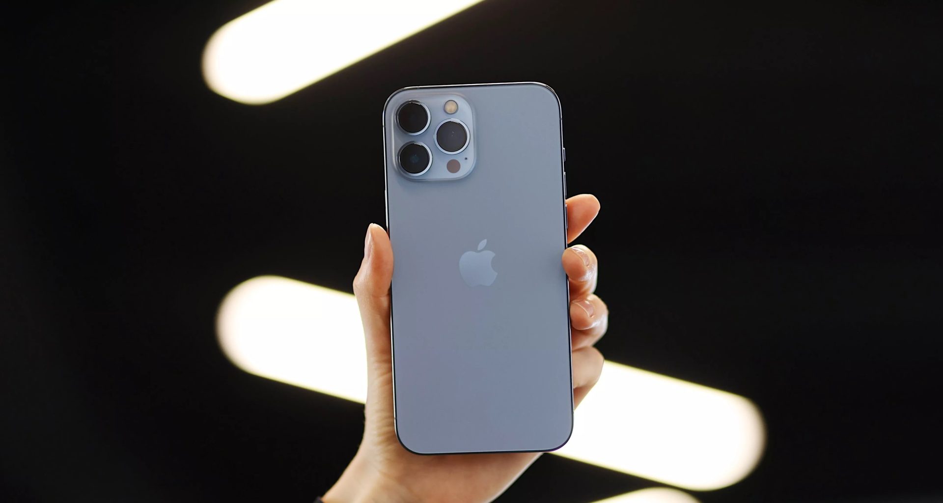 в руці смартфон моделі iPhone сірого кольору
