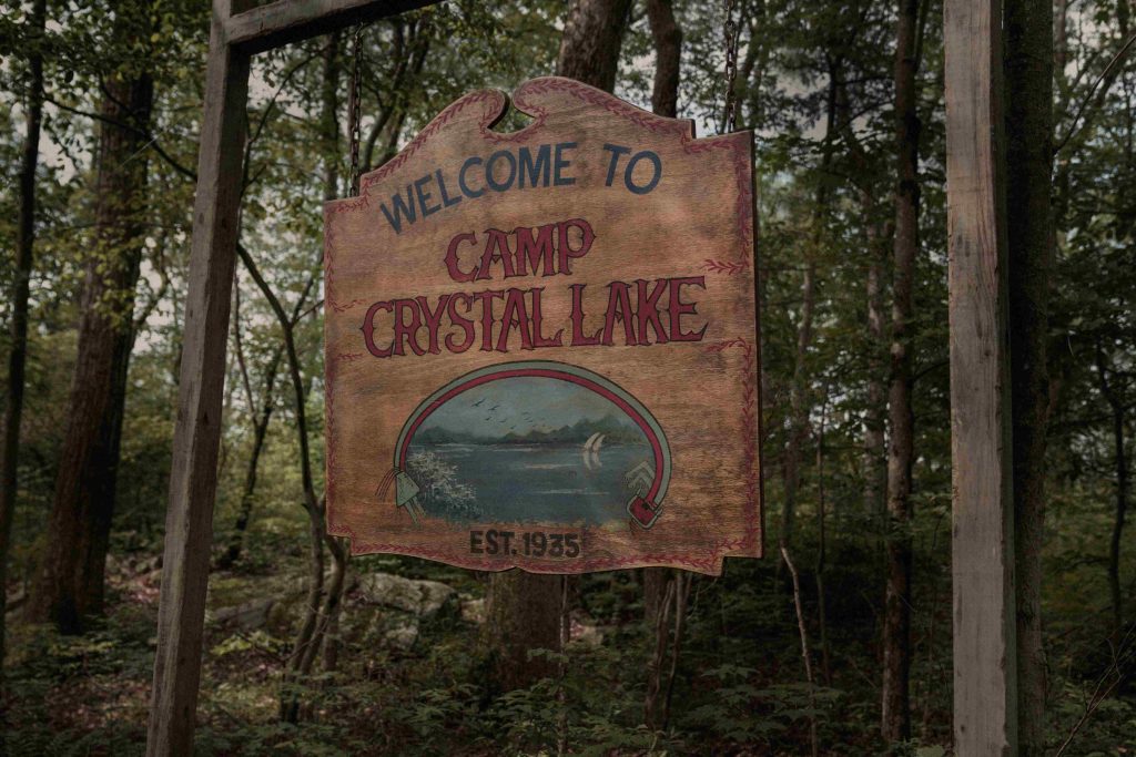 Драматичний серіал «Кришталеве озеро» виходить на HBO Max: прем’єра 15 жовтня через MEGOGO дерев'яна вивіска з написом запрошення до Крістал Лейк