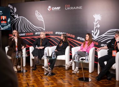 Учасники дискусії про підтримку медійників на Donbas Media Forum 2026 у Києві. Спікерка в коричневому костюмі говорить у мікрофон, решта слухають у білих кріслах. Фото: Roman Chorniy.
