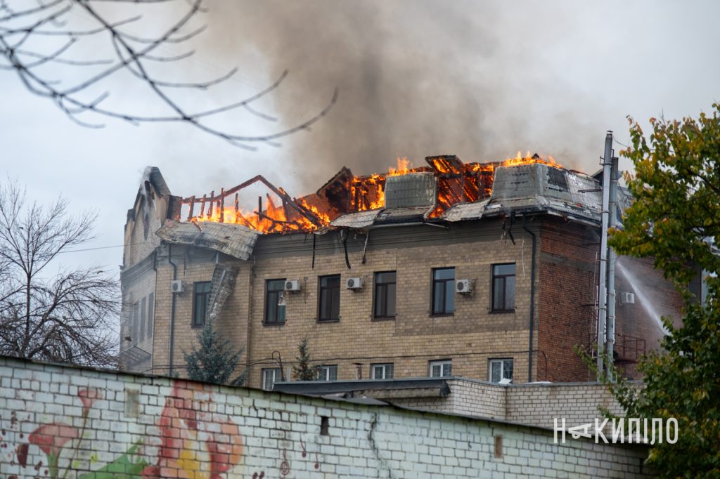 Фото пожежі в центрі Харкова після влучання реактивного БпЛА Фото пожежі в центрі Харкова після влучання реактивного БпЛА