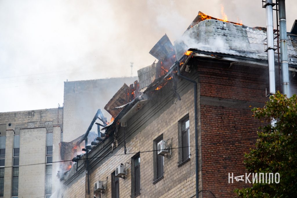 Фото пожежі в центрі Харкова після влучання реактивного БпЛА Фото пожежі в центрі Харкова після влучання реактивного БпЛА