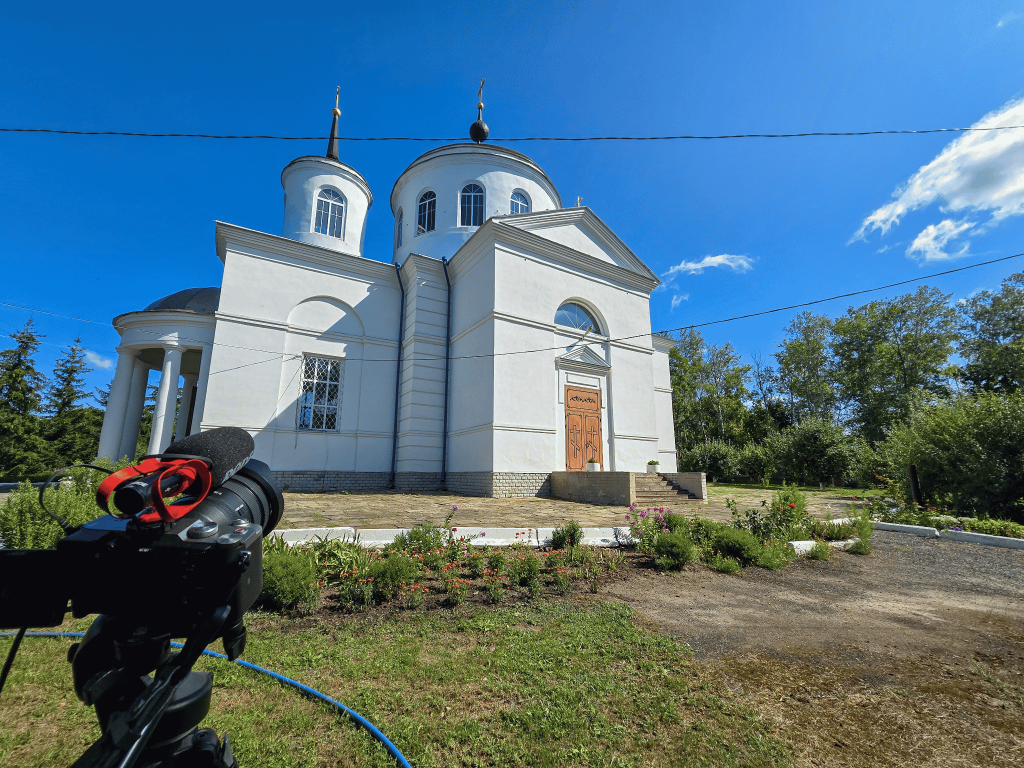 «Голос спадщини»: як Краснокутщина зберігає свою історію, природу та пам’ять у звуках Свято-Покровський храм білого кольору